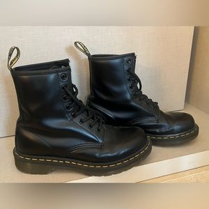 BLACK CLASSIC DOC MARTENS SIZE 7 (women’s)